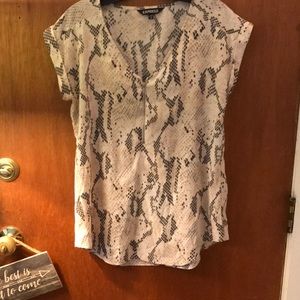 Short-sleeved blouse